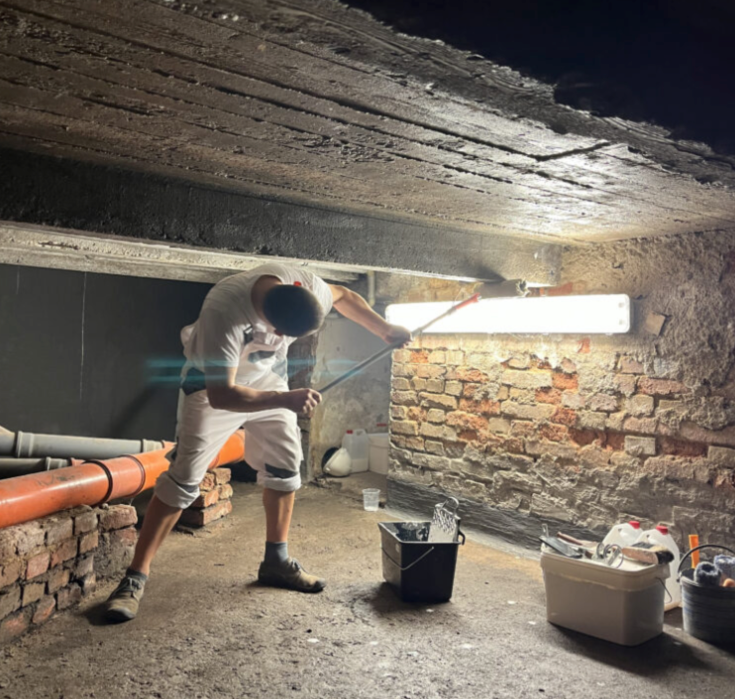 Aplikace reflexně izolačního nátěru v interiéru