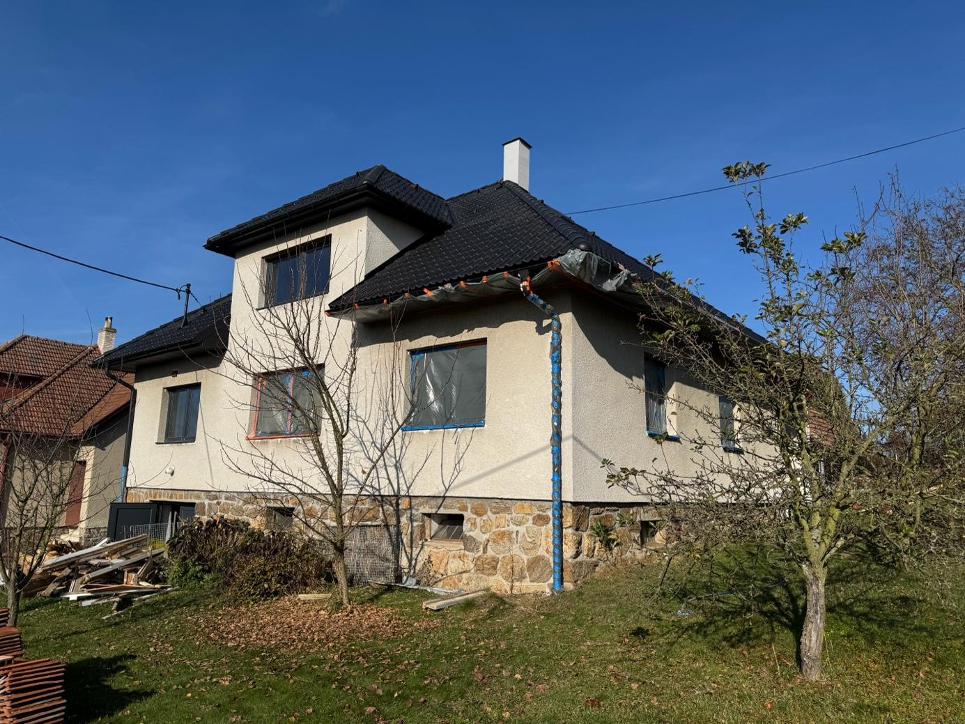 Břizolitová fasáda rodinného domu po zateplení nátěrem