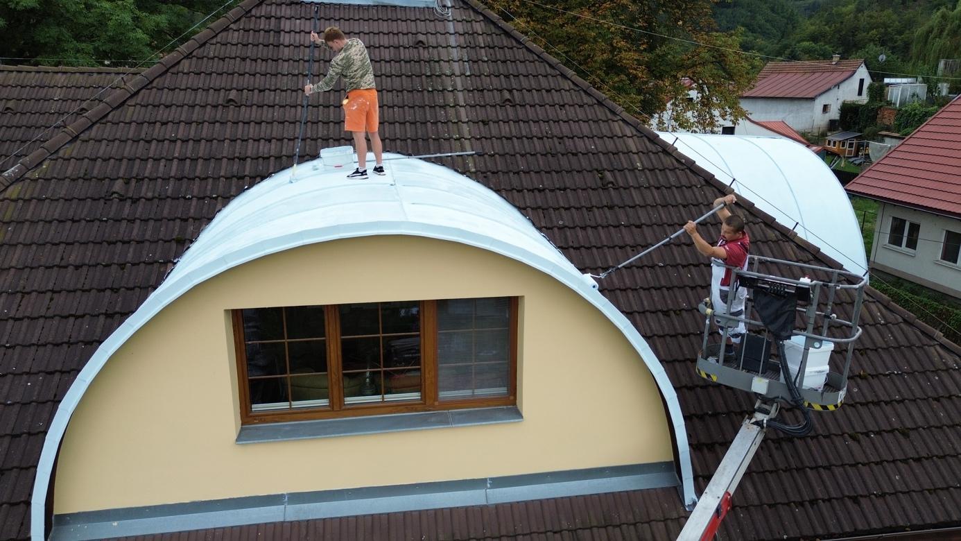 Střecha komerční budovy se zateplenými arkýři