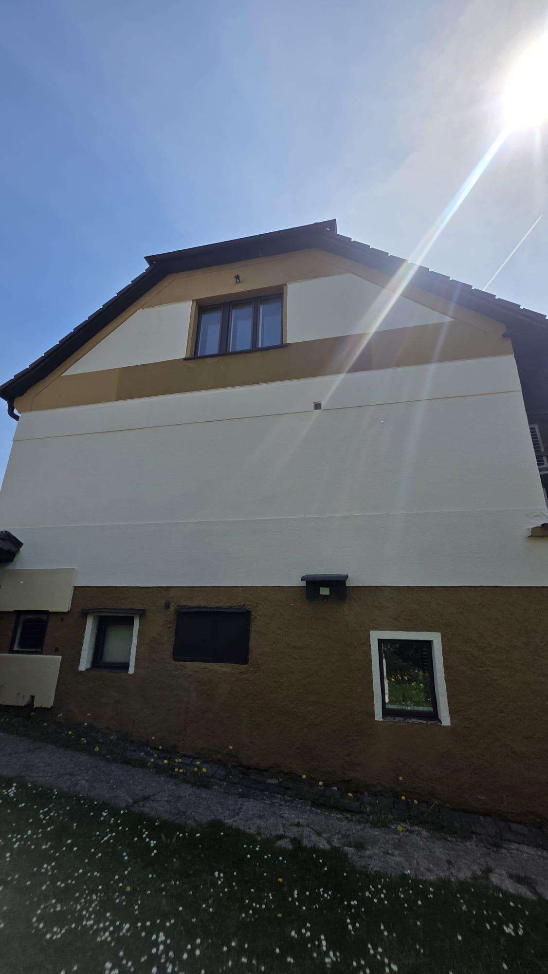 Fasáda staršího rodinného domu se zachovanými okrasnými prvky